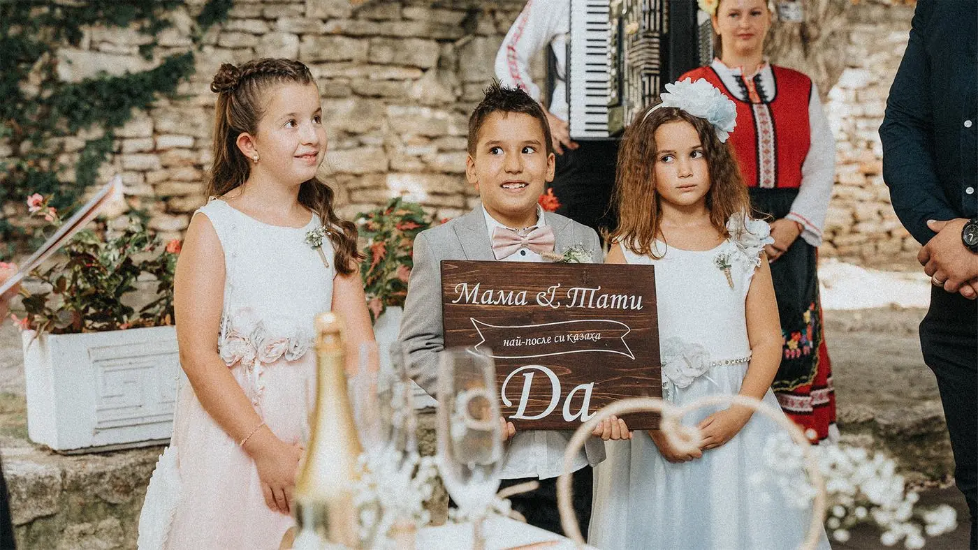 Деца с табела „Мама & Тати“ на сватба – репортажна сватбена фотография